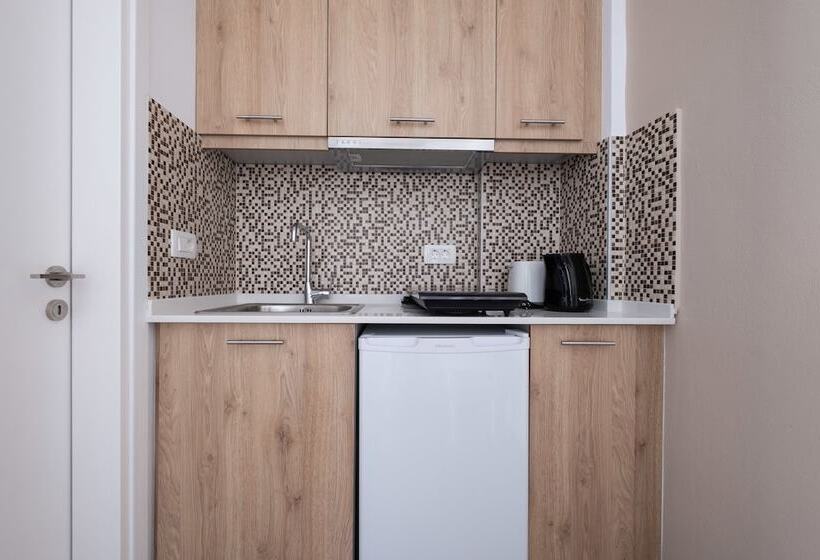 סטודיו דלוקס, Tristhenia