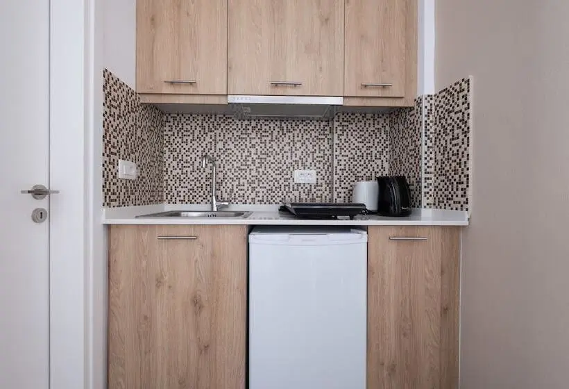 デラックススタジオ, Tristhenia