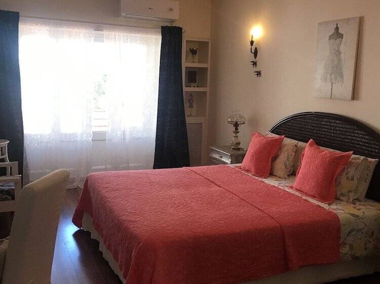 デラックススイート, Petunia Guest House