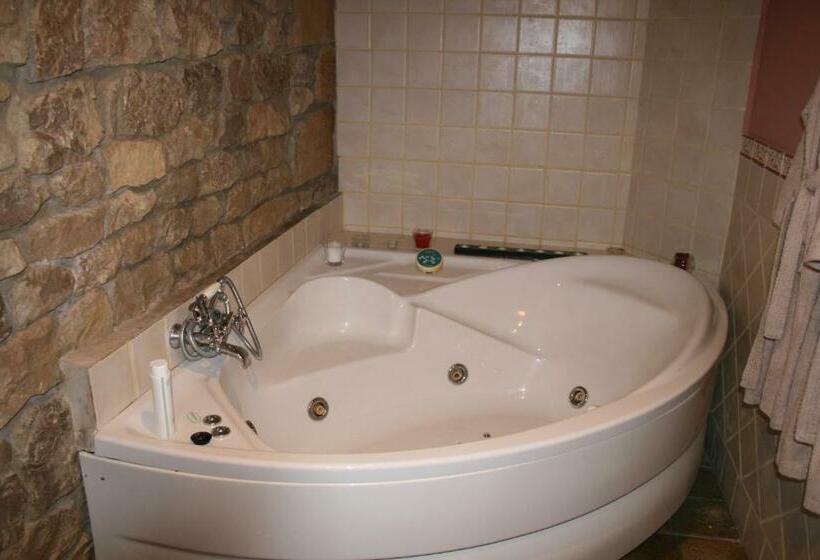 Quarto Estandar com Hidromassagem, Trisileja En Posada La Busta