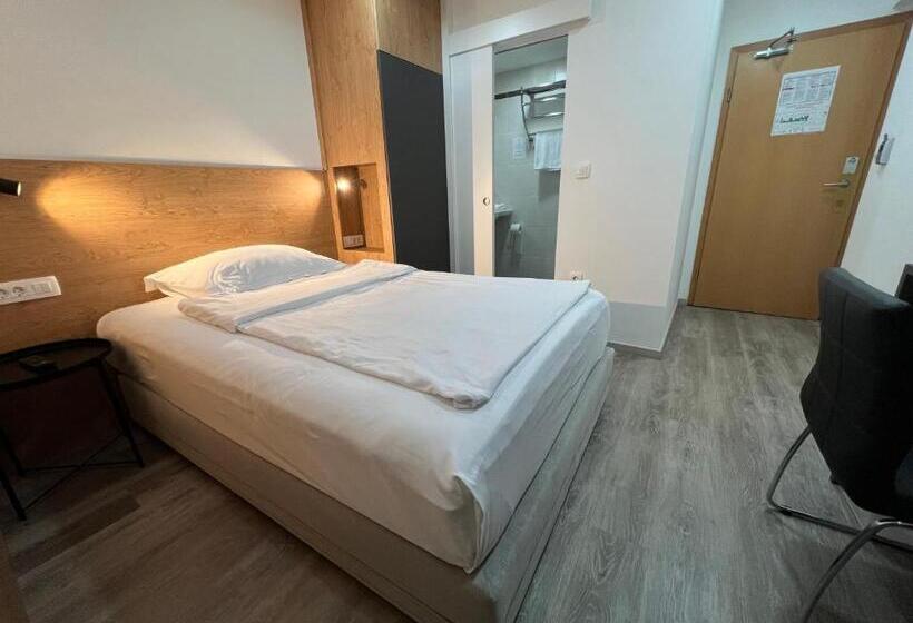 اتاق استاندارد یک نفره, Garni Hotel Cirman