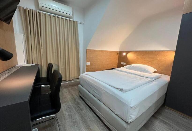 اتاق استاندارد یک نفره, Garni Hotel Cirman