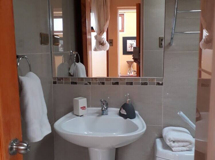 اتاق استاندارد سه نفره, Hostal Del Aguila