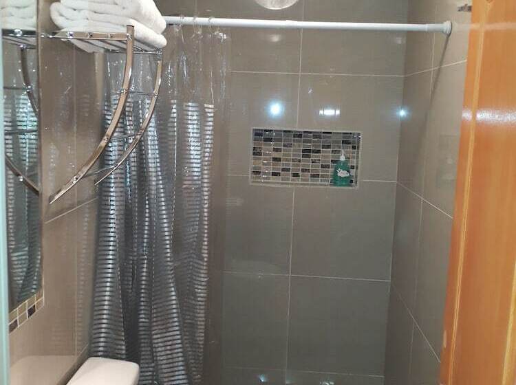 اتاق استاندارد سه نفره, Hostal Del Aguila