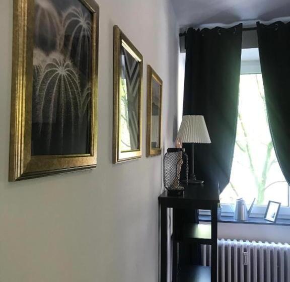 اتاق استاندارد سه تخته با سرویس بهداشتی مشترک, Hamburg Room