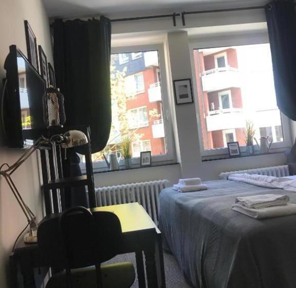 اتاق استاندارد سه تخته با سرویس بهداشتی مشترک, Hamburg Room