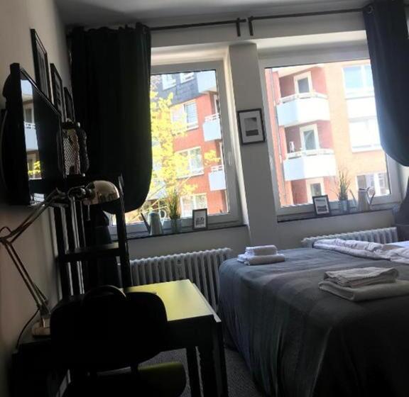 اتاق استاندارد سه تخته با سرویس بهداشتی مشترک, Hamburg Room