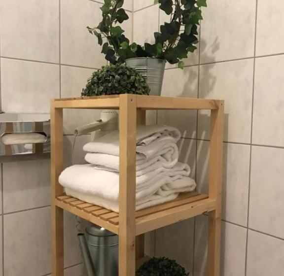 اتاق استاندارد چهارنفره با سرویس بهداشتی مشترک, Hamburg Room