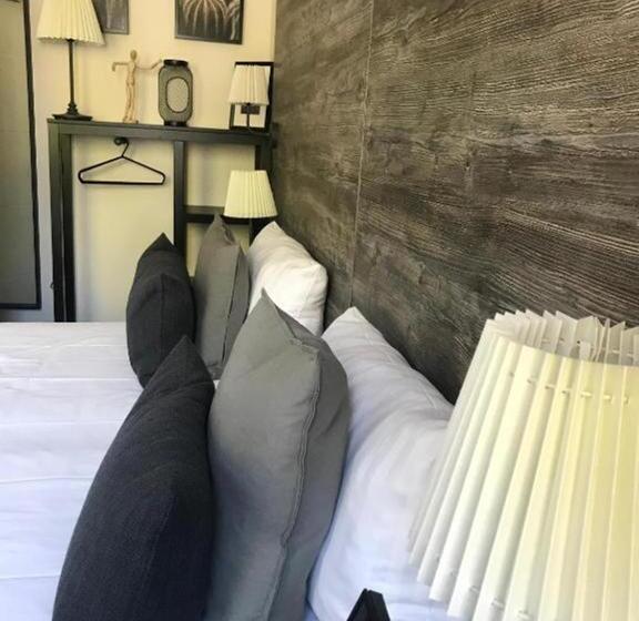 اتاق استاندارد چهارنفره با سرویس بهداشتی مشترک, Hamburg Room