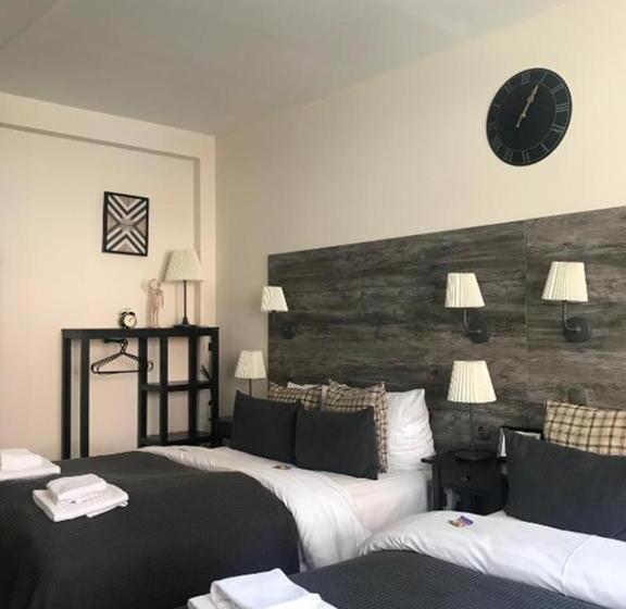 اتاق استاندارد چهارنفره با سرویس بهداشتی مشترک, Hamburg Room