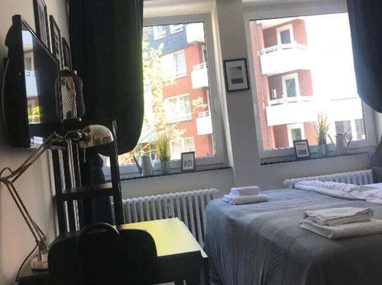 اتاق استاندارد سه تخته با سرویس بهداشتی مشترک, Hamburg Room