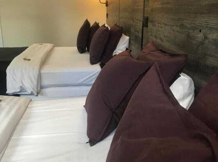 اتاق استاندارد چهار تخته, Hamburg Room