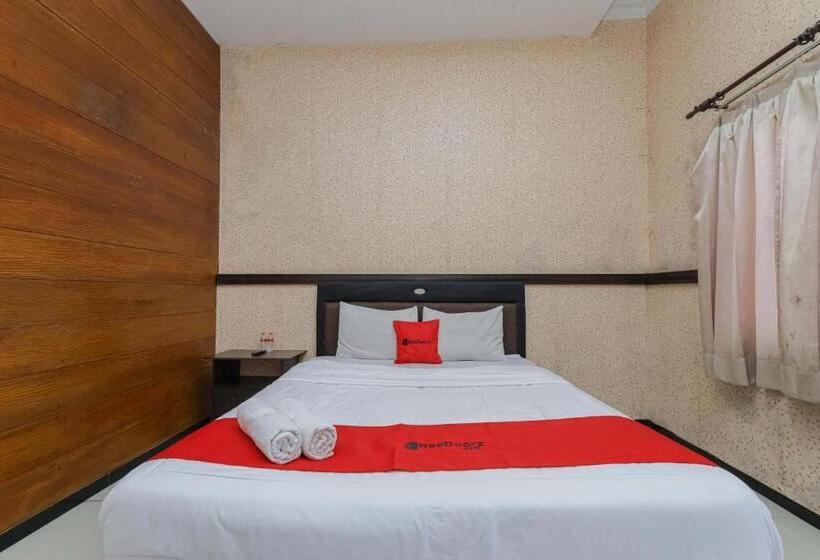 Номер Deluxe, Reddoorz Plus Near Museum Angkut Batu 4