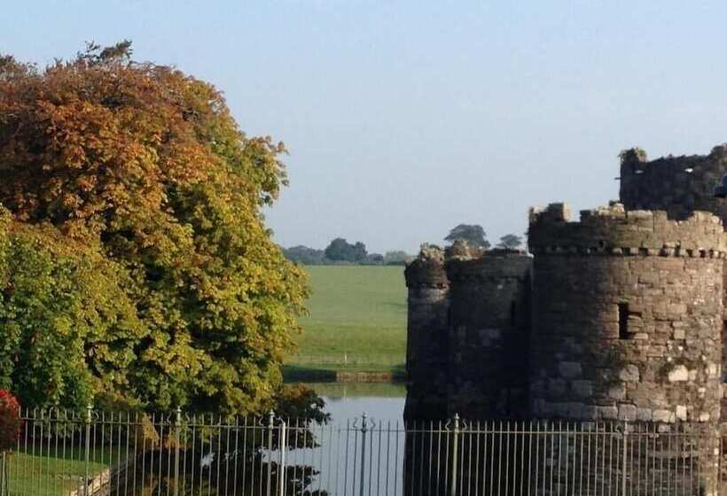 غرفة قياسية, Castle Court