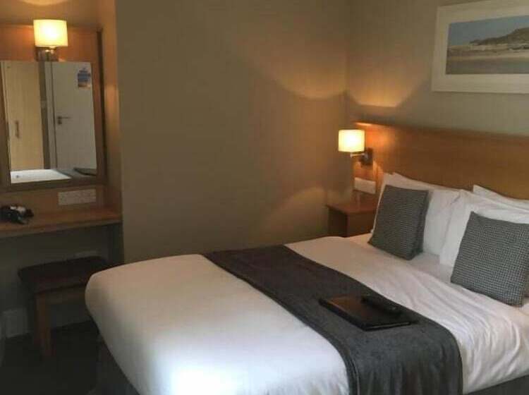 غرفة قياسية, Castle Court