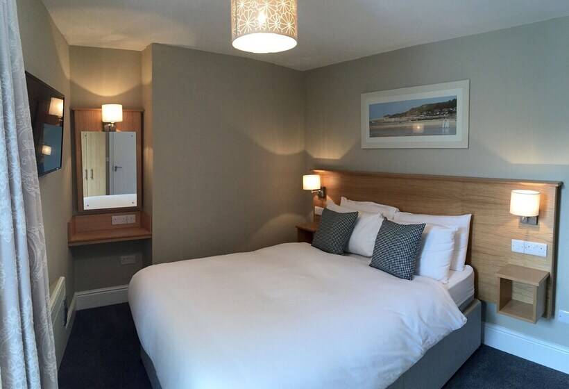 غرفة أساسية, Castle Court