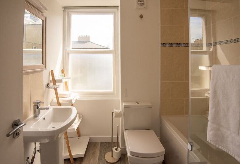 غرفة قياسية, Castle Court