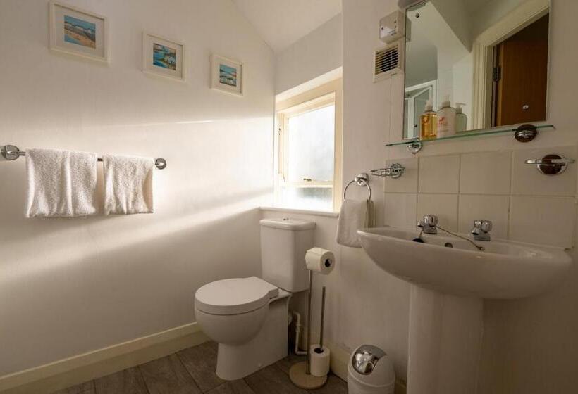 غرفة قياسية, Castle Court