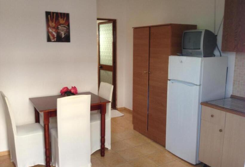 شقة غرفة نوم واحدة مطلة علي البحر مزوَّدة بشُرفة, Rozafa Velipoje