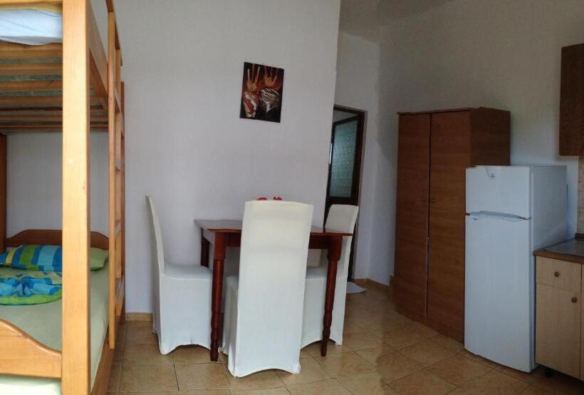 شقة غرفة نوم واحدة مطلة علي البحر مزوَّدة بشُرفة, Rozafa Velipoje