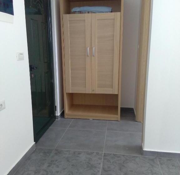 اتاق استاندارد سه تخته با چشم‌انداز باغ, Guest House Solive