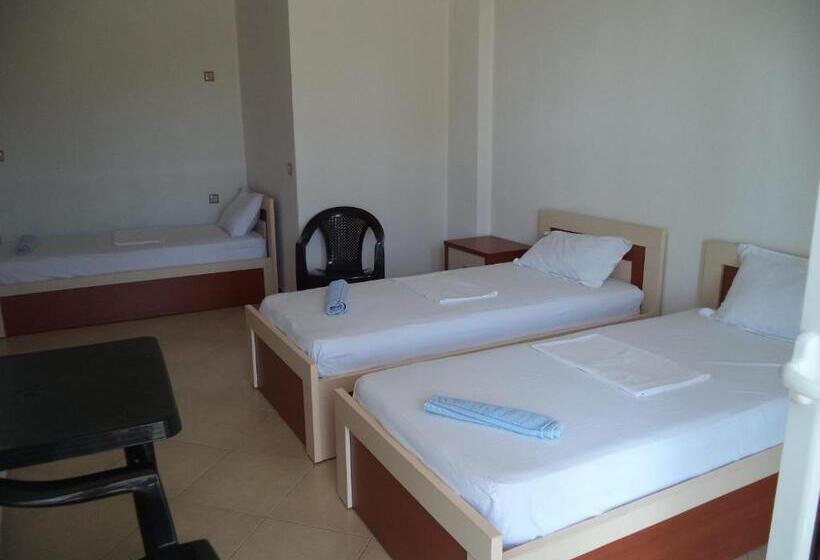 اتاق استاندارد سه تخته با چشم‌انداز باغ, Guest House Solive