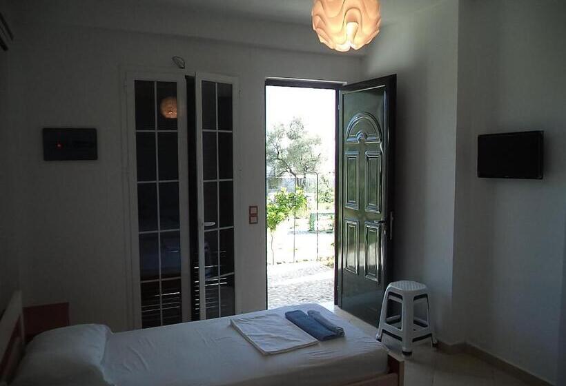 اتاق استاندارد سه تخته با چشم‌انداز باغ, Guest House Solive