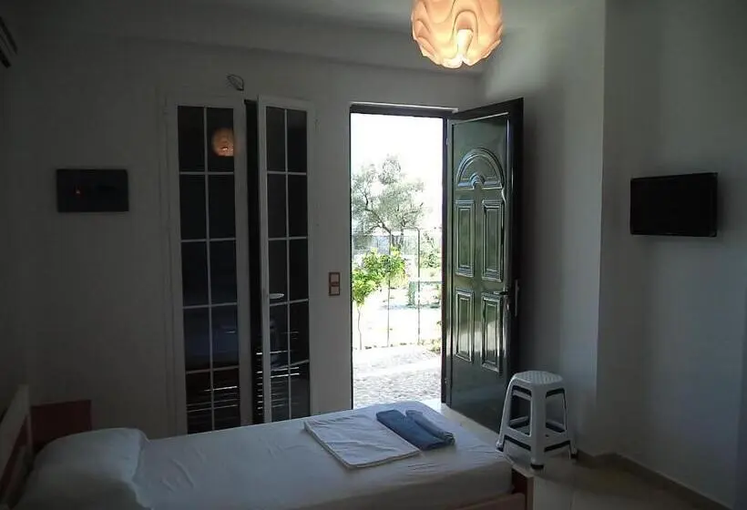 اتاق استاندارد سه تخته با چشم‌انداز باغ, Guest House Solive