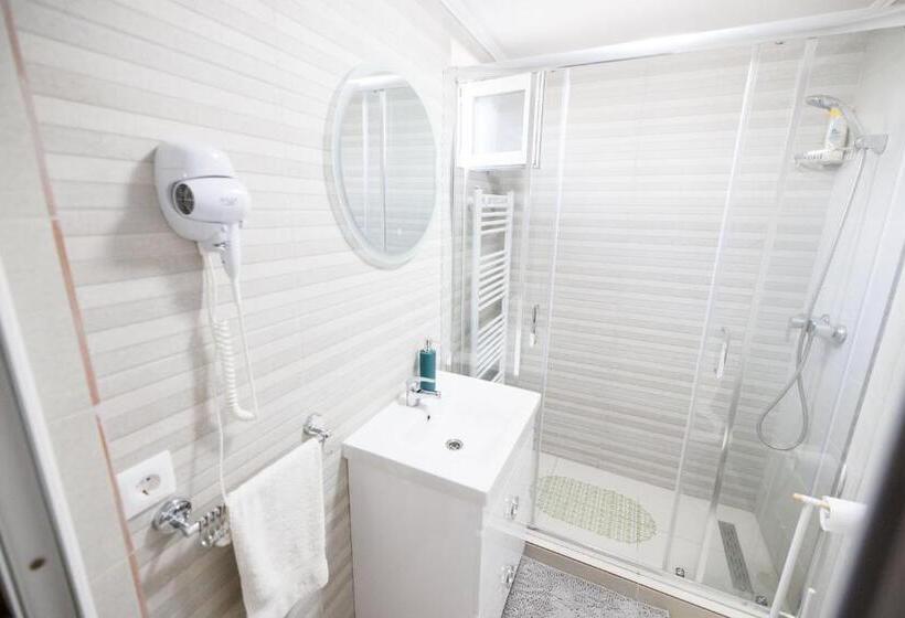 غرفة قياسية ثلاثية, Vila Adr