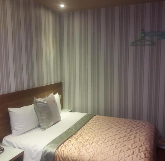 Camera Standard, Yung Feng