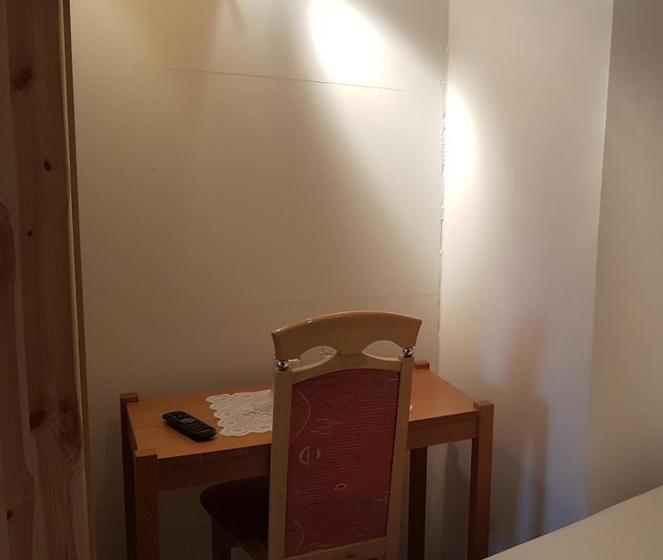 이코노미 룸, Maurushaus