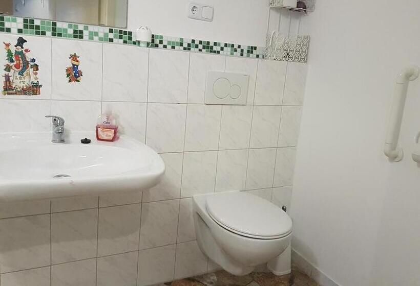 이코노미 룸, Maurushaus