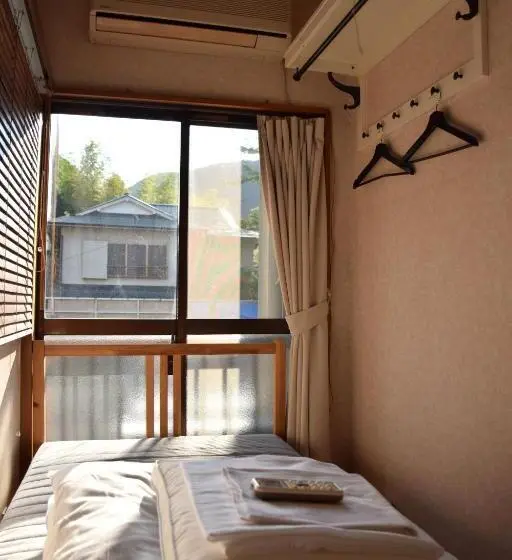 Economy Yhden Hengen Huone, Guesthouse Azito