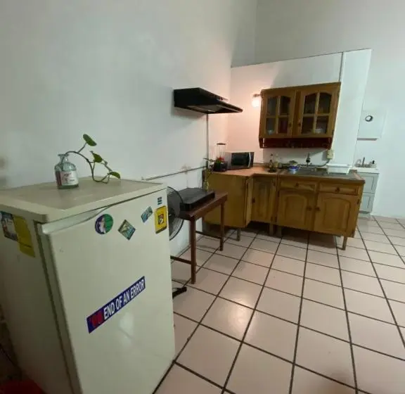 استودیوی استاندارد, Hostal Luz De Luna Nuyoo