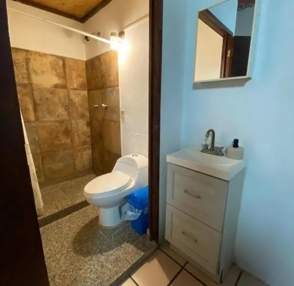 استودیوی استاندارد, Hostal Luz De Luna Nuyoo