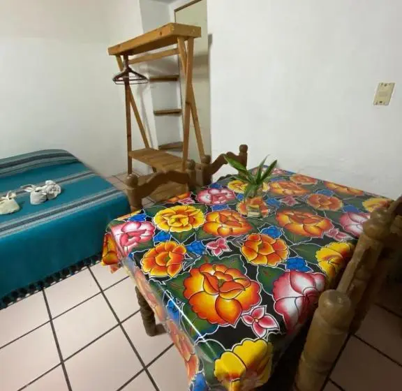استودیوی استاندارد, Hostal Luz De Luna Nuyoo