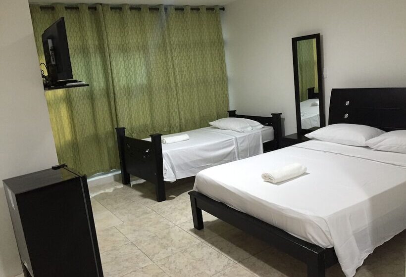 标准三人间, Hostal Central Beach
