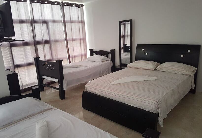 Четырехместный Номер Стандарт, Hostal Central Beach