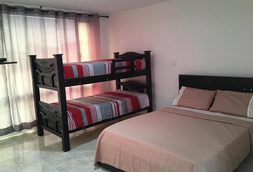 Четырехместный Номер Стандарт, Hostal Central Beach