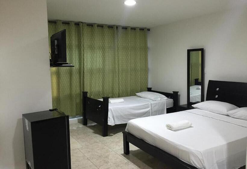 标准三人间, Hostal Central Beach