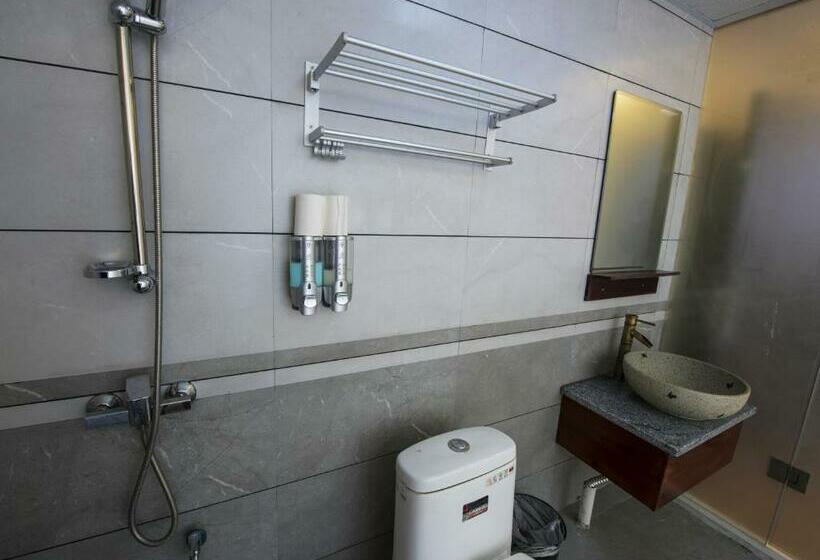 标准间带阳台, Fenghuang Memory Linjiang Inn