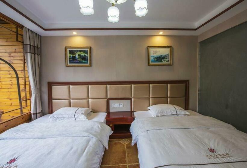 标准间带阳台, Fenghuang Memory Linjiang Inn