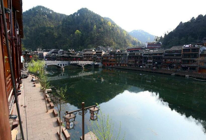 标准间带阳台, Fenghuang Memory Linjiang Inn