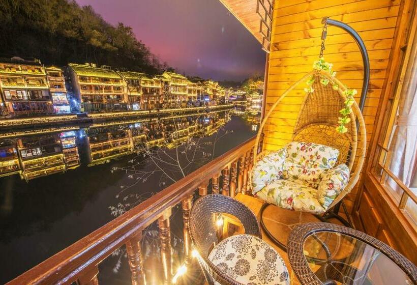 标准间带阳台, Fenghuang Memory Linjiang Inn