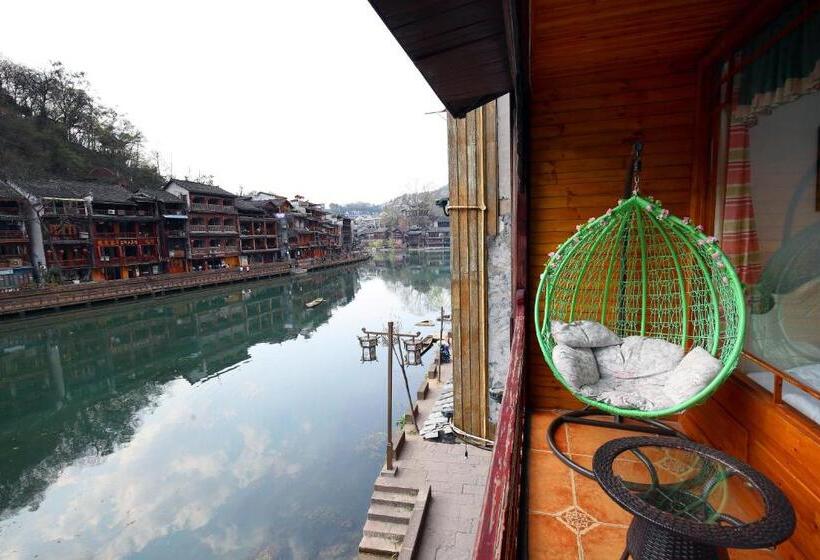 标准间带阳台, Fenghuang Memory Linjiang Inn