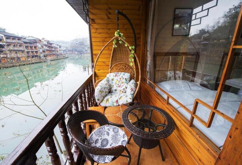 标准间带阳台, Fenghuang Memory Linjiang Inn