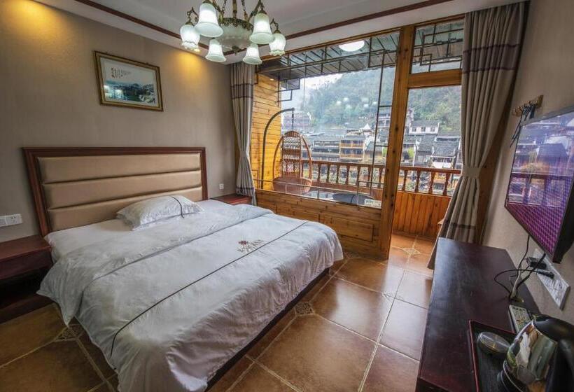 标准间带阳台, Fenghuang Memory Linjiang Inn