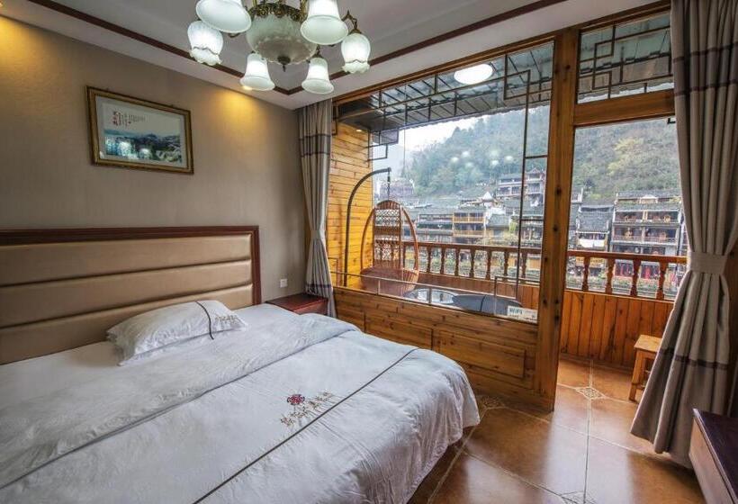 标准间带阳台, Fenghuang Memory Linjiang Inn