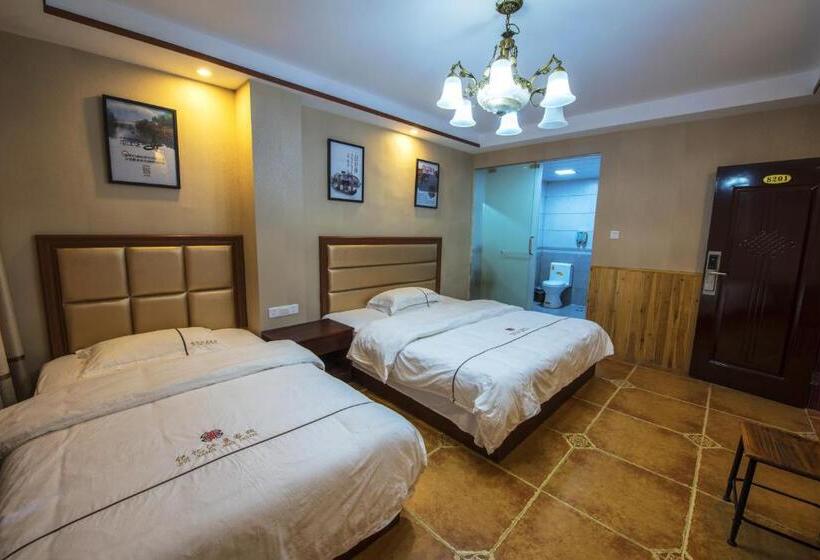 带阳台的三人标准间, Fenghuang Memory Linjiang Inn