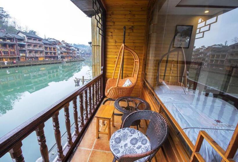 Трехместный Номер Стандарт с Балконом, Fenghuang Memory Linjiang Inn